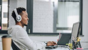 La musique au travail : Un boost de productivité ou une distraction ?